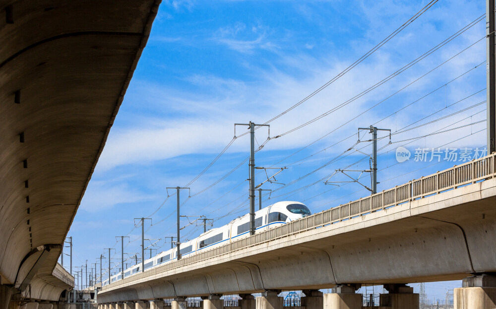 行驶中的高铁动车