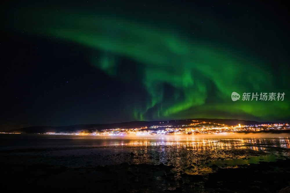 挪威雪山峡湾极光爆发