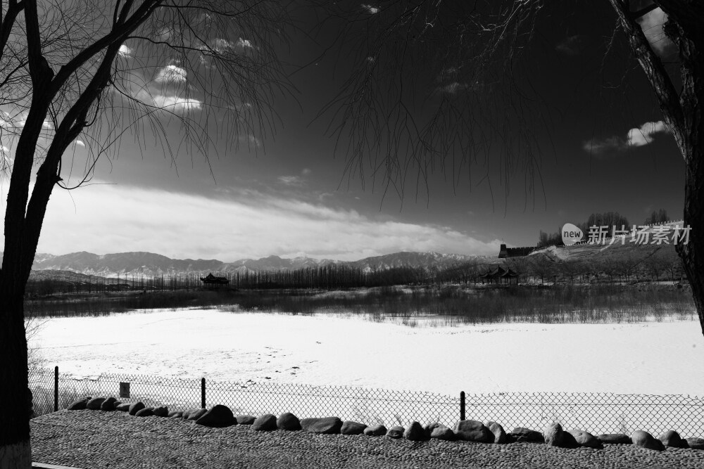 冬天的嘉峪关旅游景区内的一个湖泊由于温度太低全部结冰