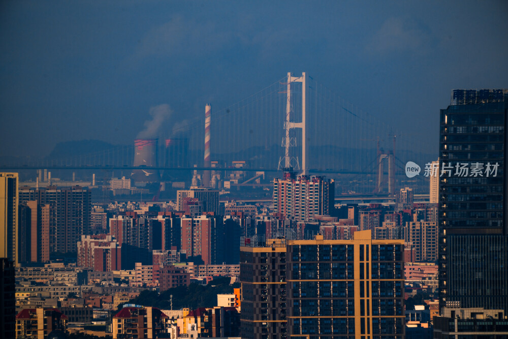 晨光中的东莞南城片区南沙大桥与广州番禺海鸥岛同框