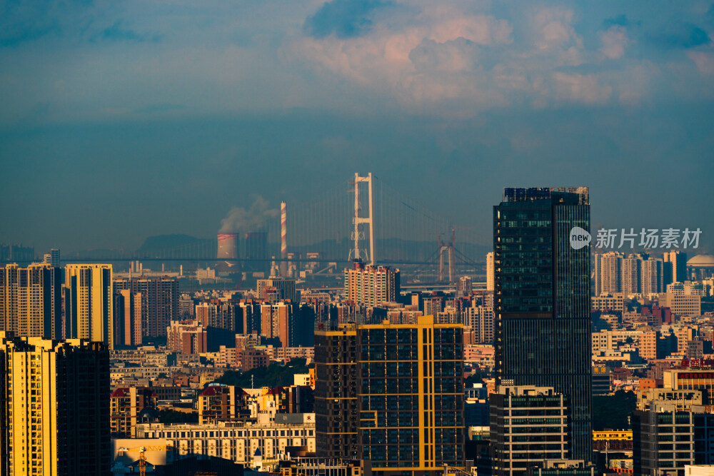 晨光中的东莞南城片区南沙大桥与广州番禺海鸥岛同框