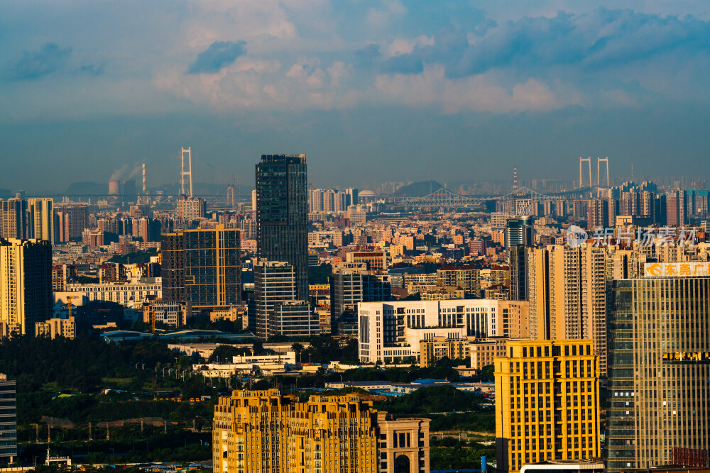 晨光中的东莞南城片区南沙大桥与广州番禺海鸥岛同框