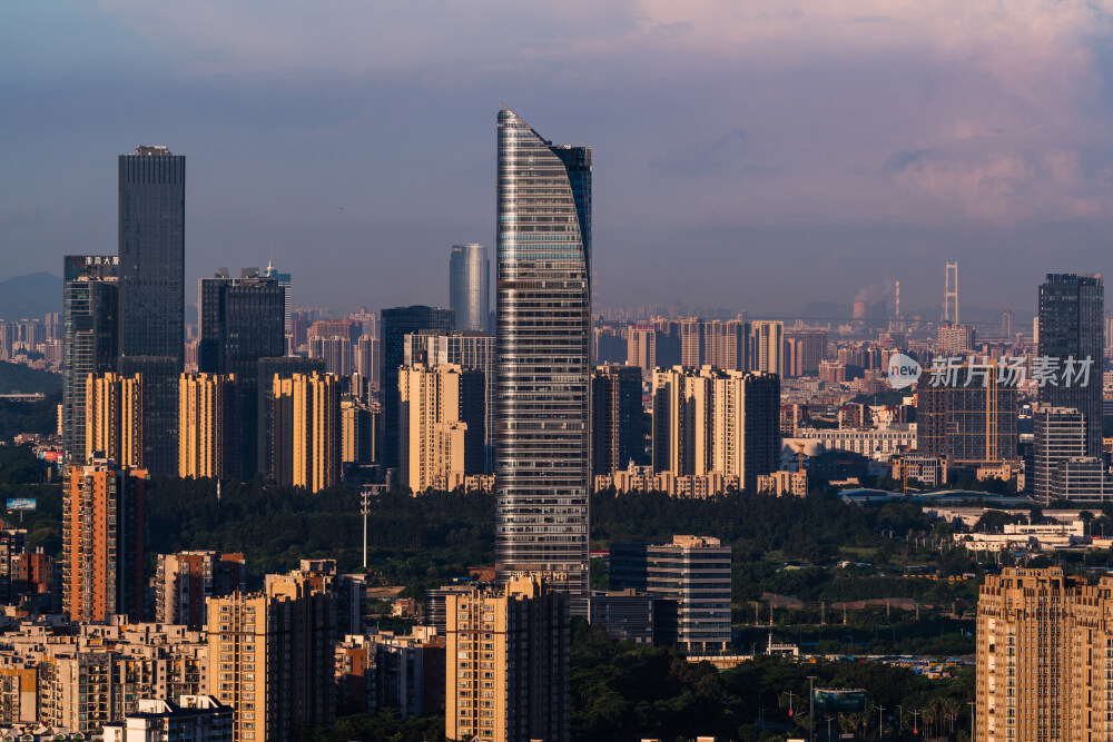 晨光中的东莞交通轨道大厦与南沙大桥海鸥岛同框