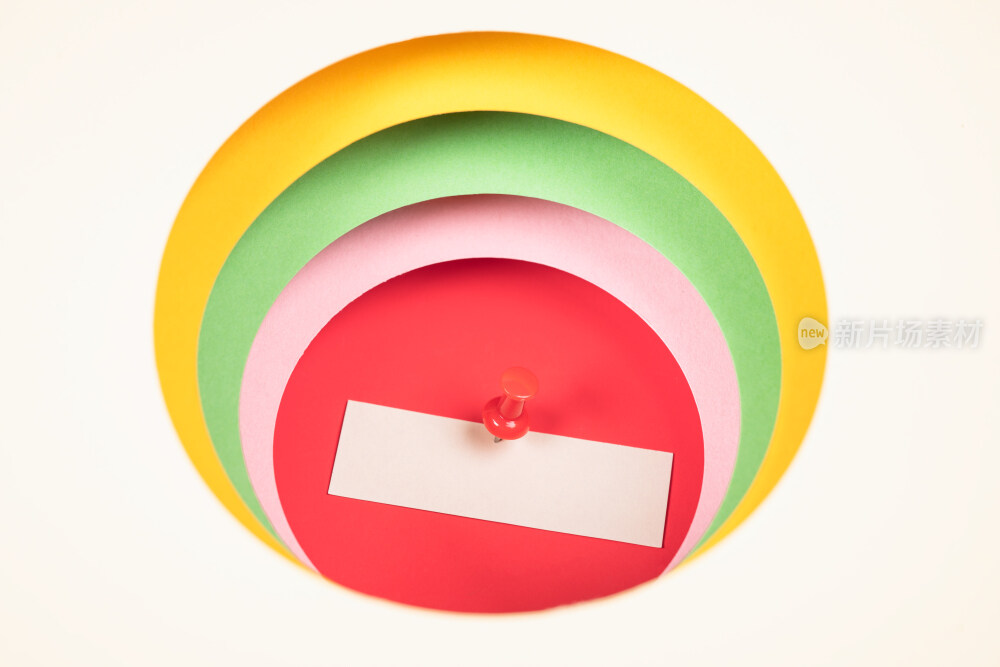 用卡纸迭成的一层一层彩色圆洞中间用图钉钉着的纸条