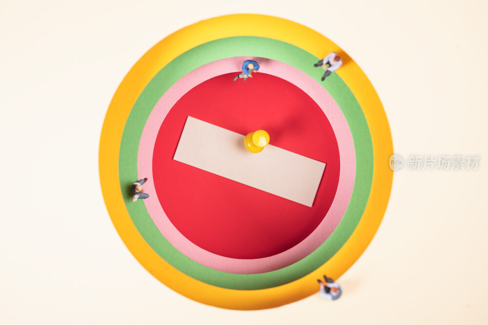 用卡纸迭成的一层一层彩色圆洞中间用图钉钉着的纸条