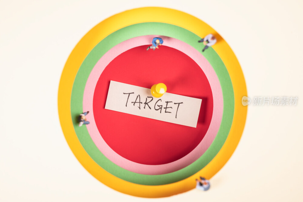 用卡纸迭成的一层一层彩色圆洞中间用图钉钉着的纸条