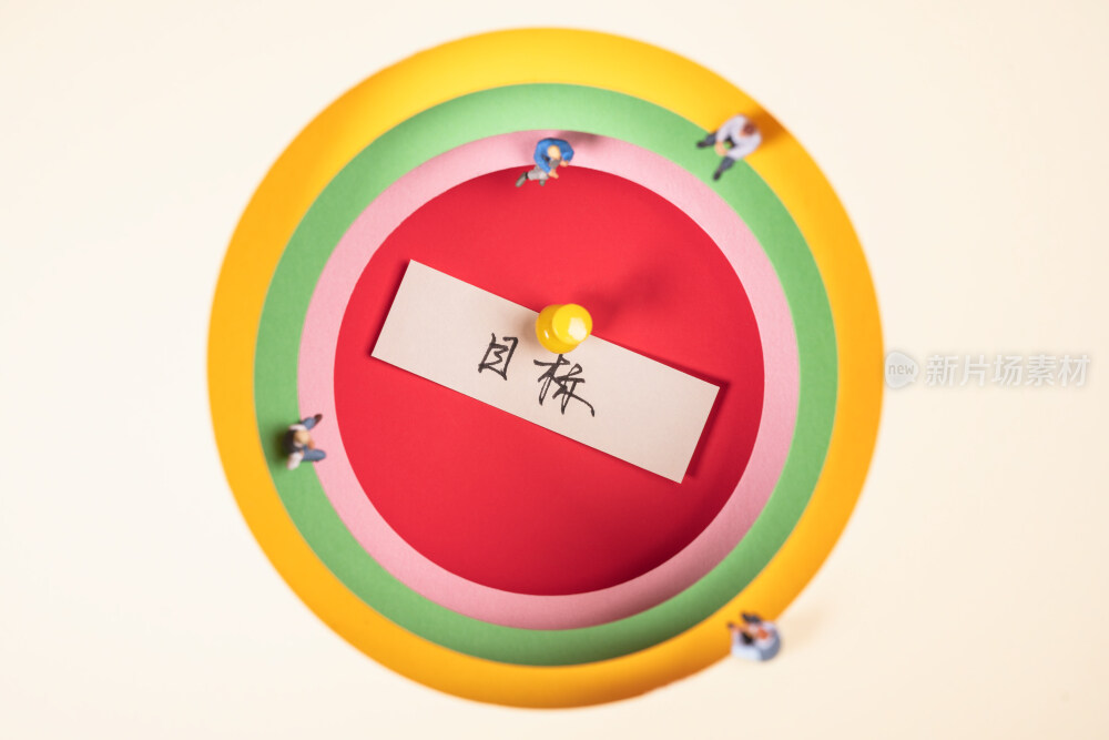 用卡纸迭成的一层一层彩色圆洞中间用图钉钉着的纸条