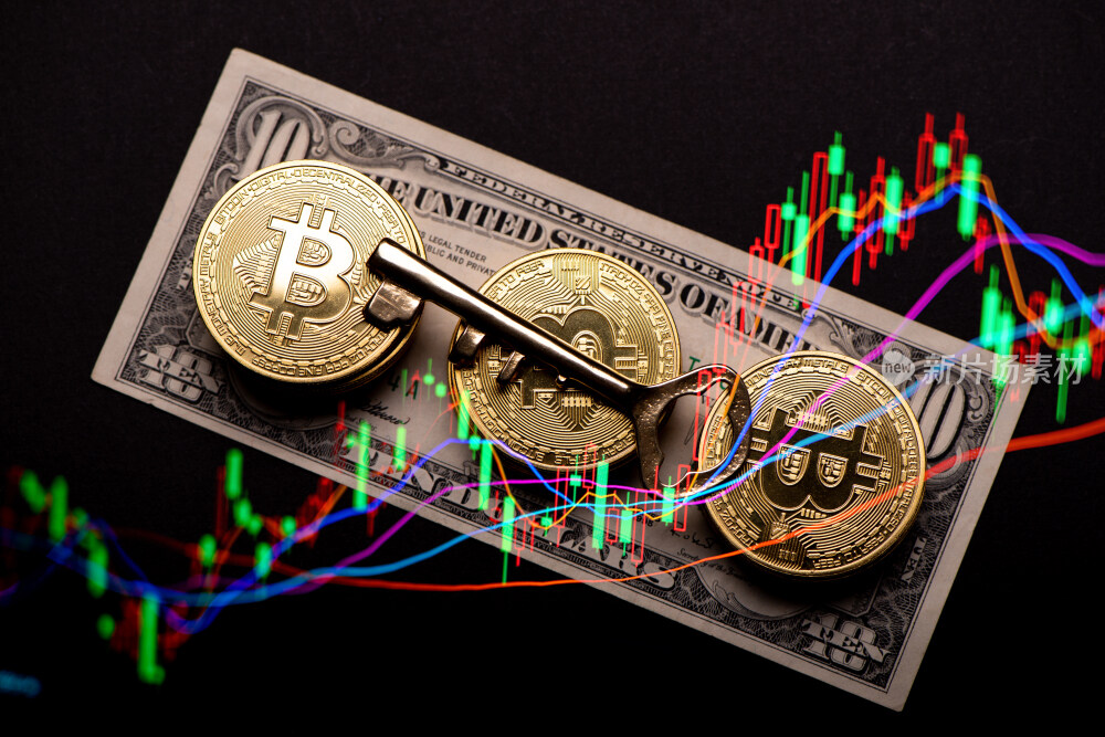 黑色背景上的金色比特币和股票指数图