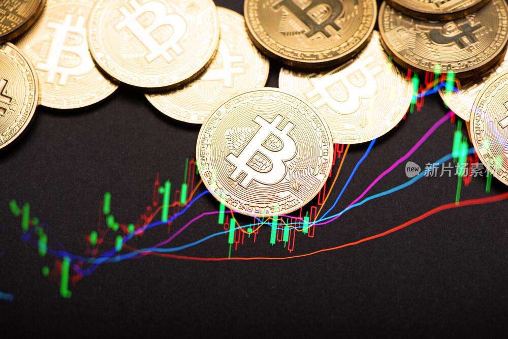 黑色背景上的金色比特币和股票指数图