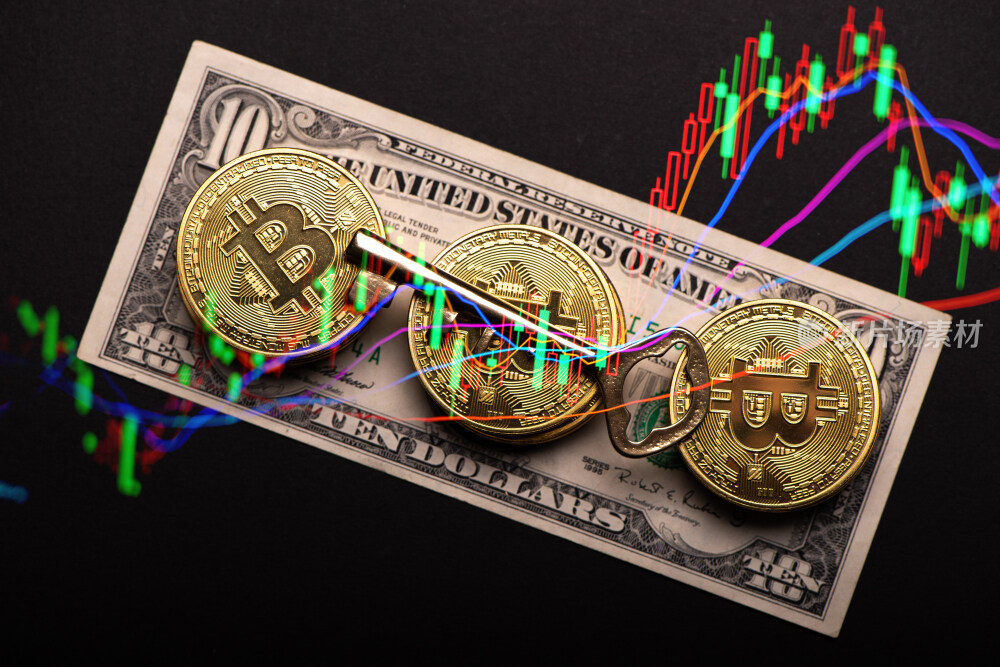 黑色背景上的金色比特币和股票指数图