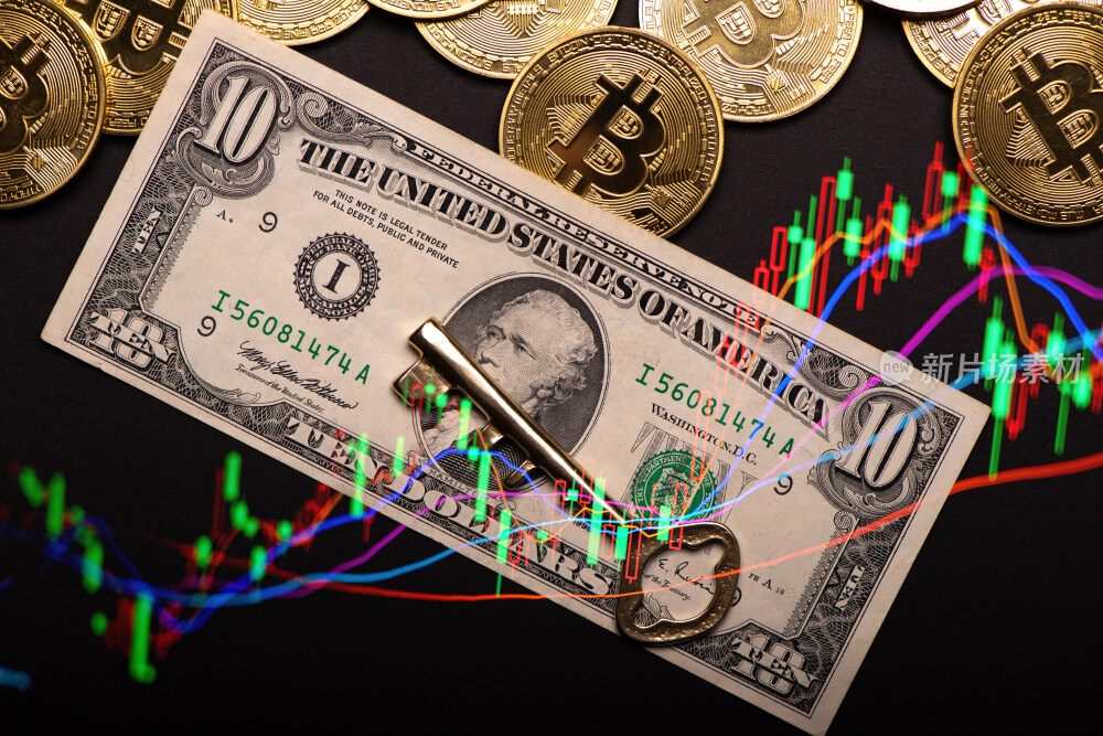 黑色背景上的金色比特币和股票指数图