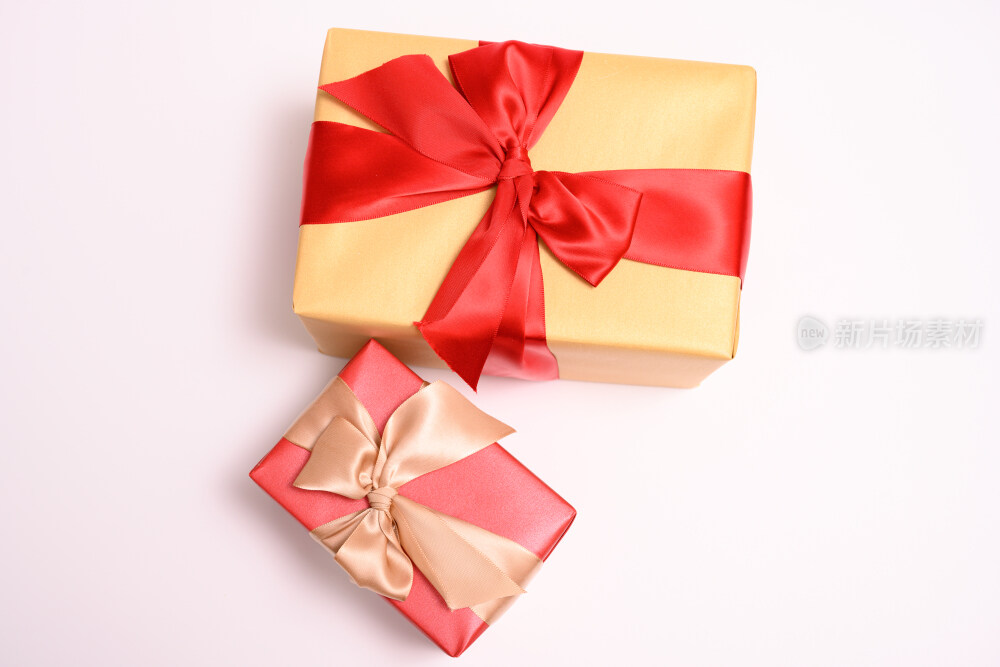 白色背景上的圣诞节礼物