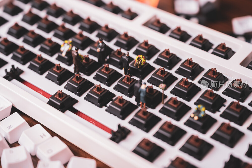 机械键盘电子设备玩偶创意墓地
