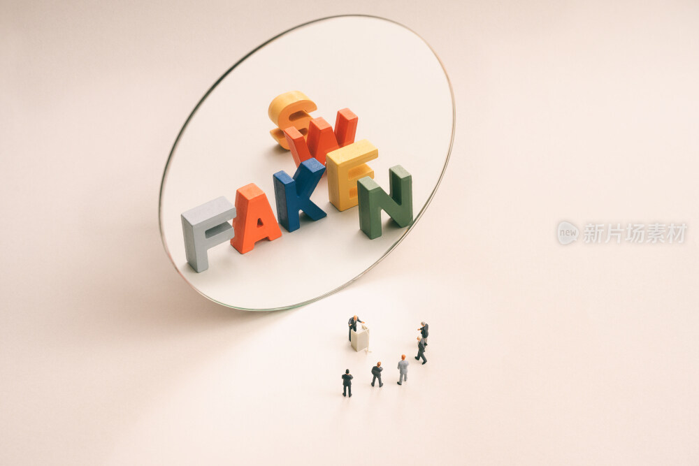 镜子和英文字母积木创意图片