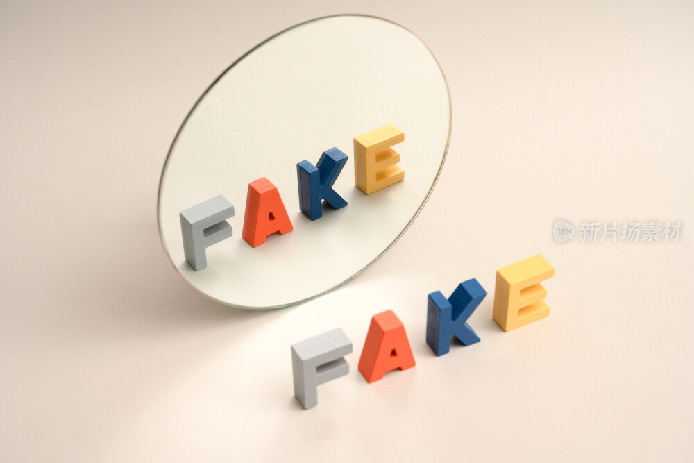 镜子和英文字母积木创意图片