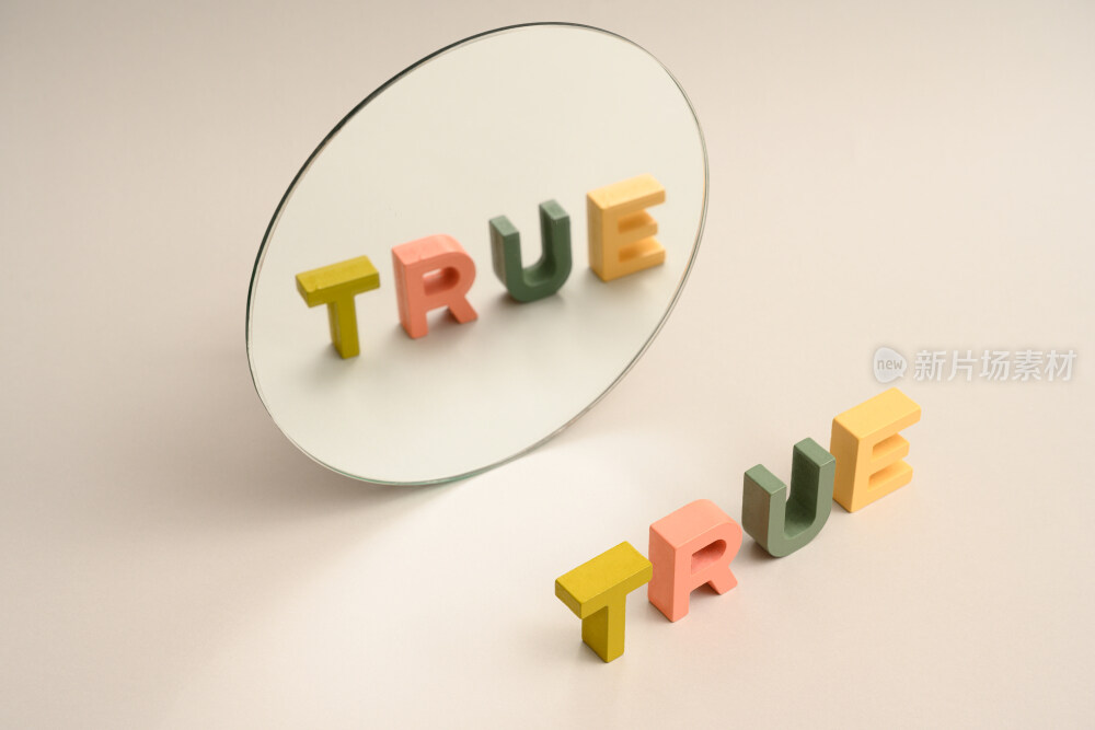 镜子和英文字母积木创意图片