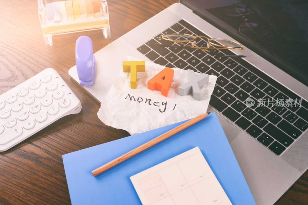 放在办公桌上的办公用具与白领的财务压力