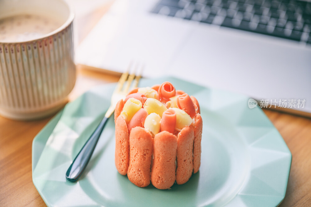 阳光明媚的天气放在办公桌上的蛋糕