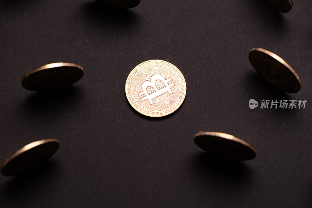 黑色背景上的金融比特币美元和复古钥匙