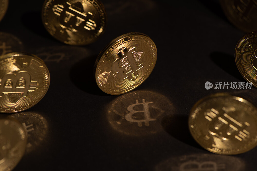 黑色背景上的金融比特币美元和复古钥匙