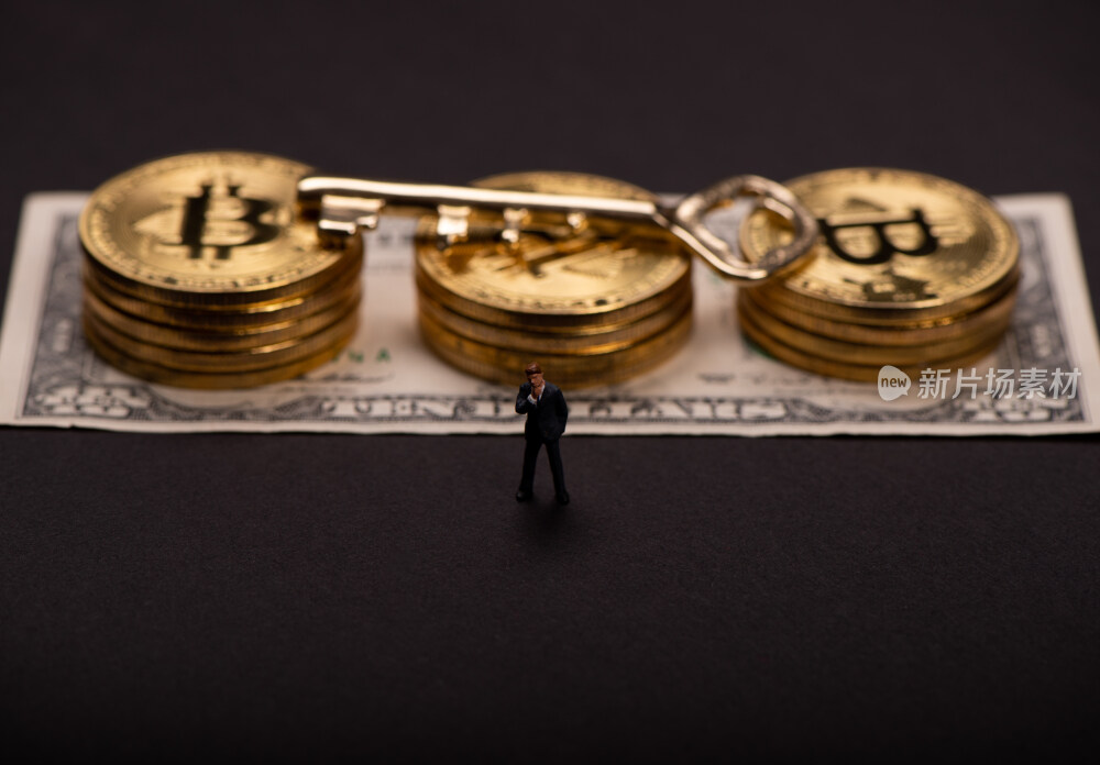 黑色背景上的金融比特币美元和复古钥匙