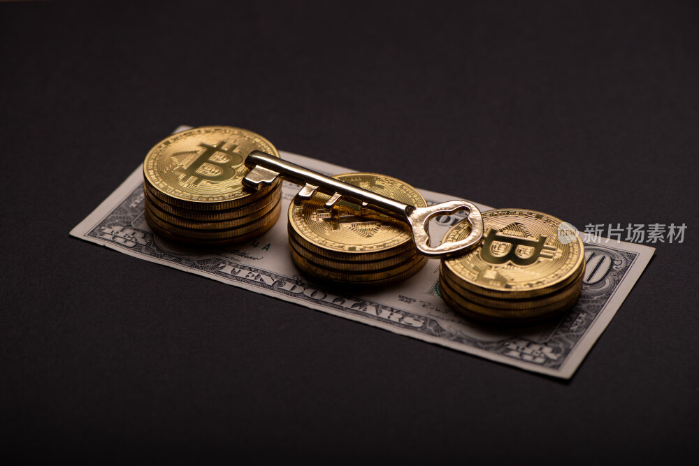 黑色背景上的金融比特币美元和复古钥匙