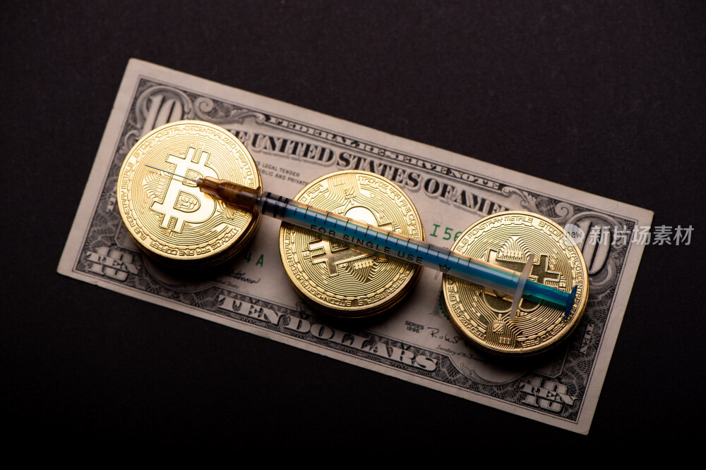 黑色背景上的金融比特币美元和复古钥匙