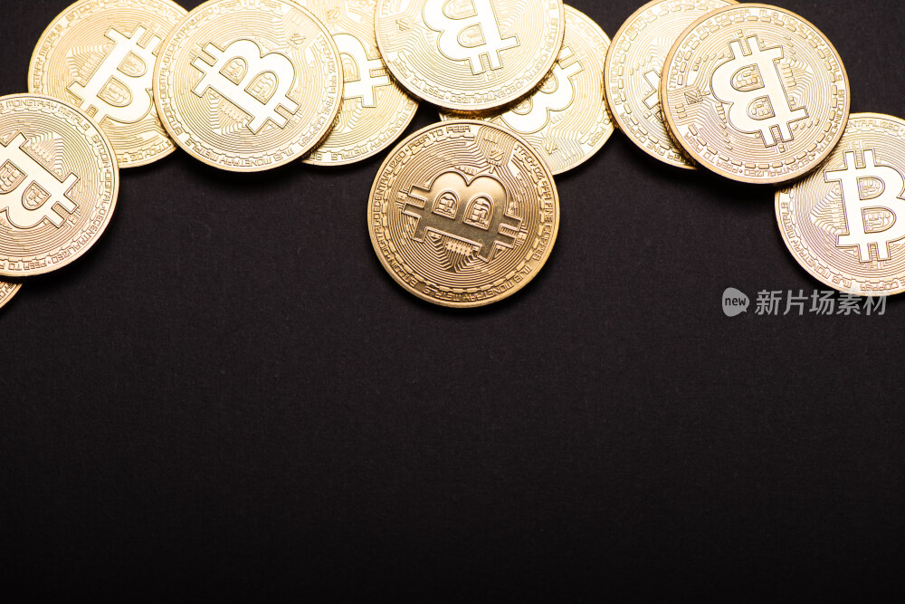 黑色背景上的金融比特币美元和复古钥匙