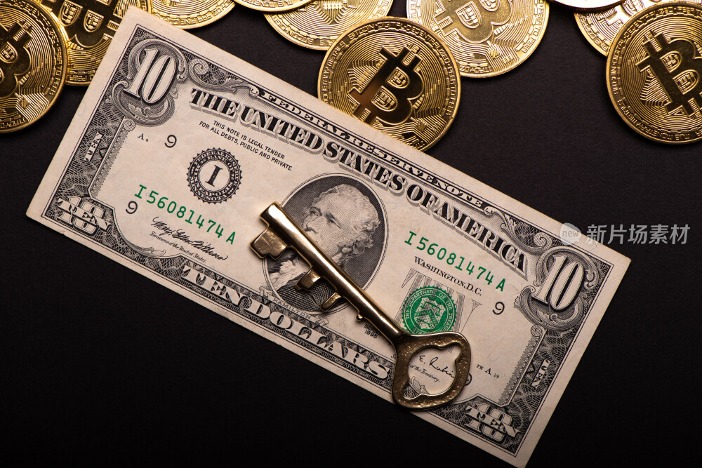 黑色背景上的金融比特币美元和复古钥匙