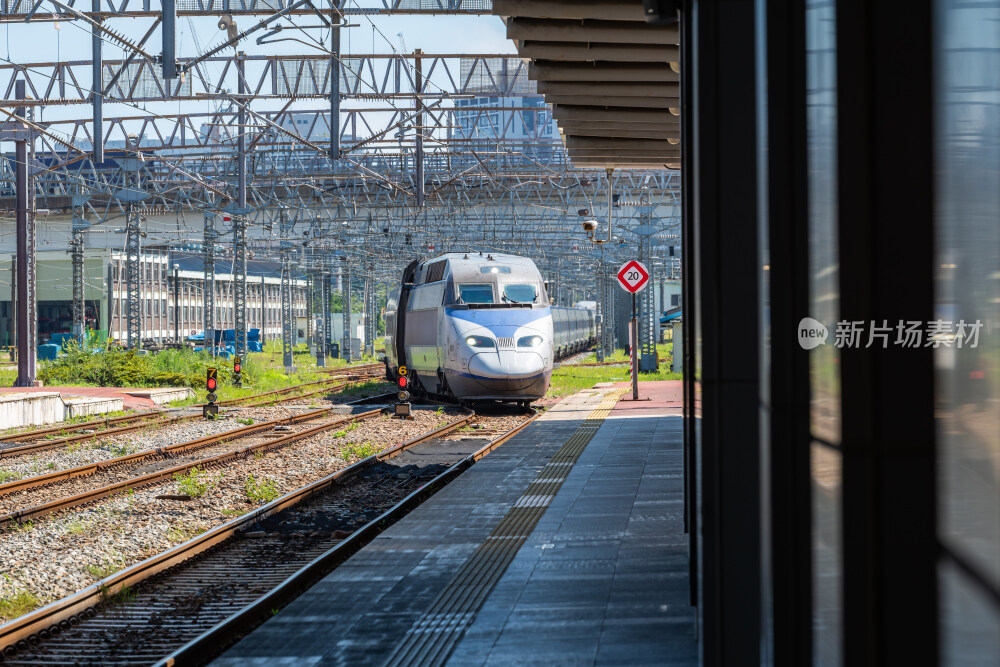 一列进站的韩国高铁