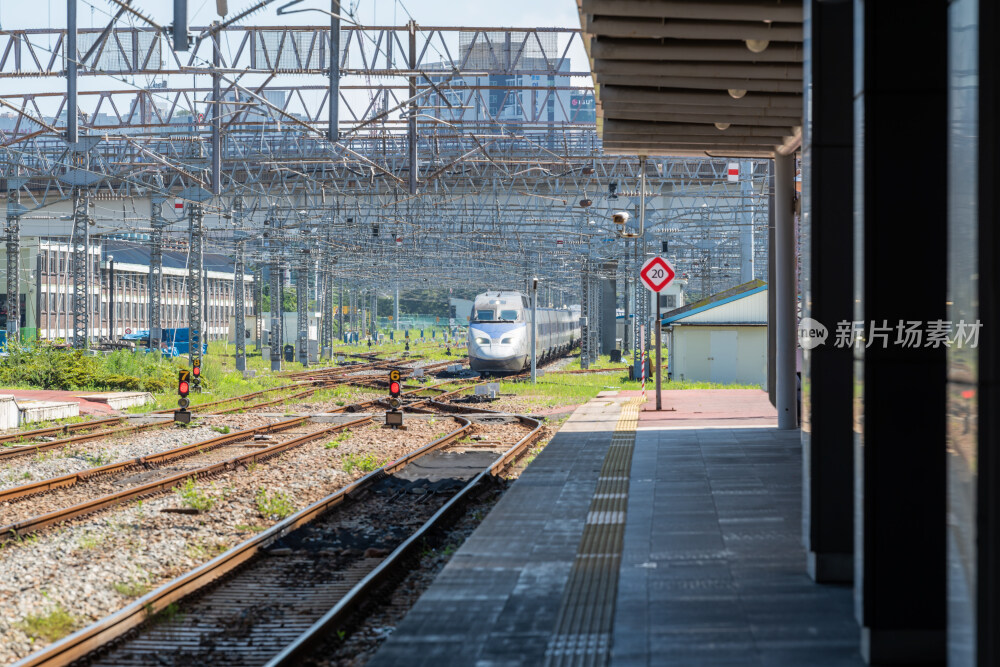 一列进站的韩国高铁