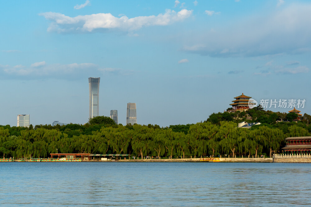 中国尊和景山万春亭