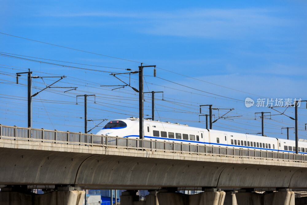 行驶中的高铁动车