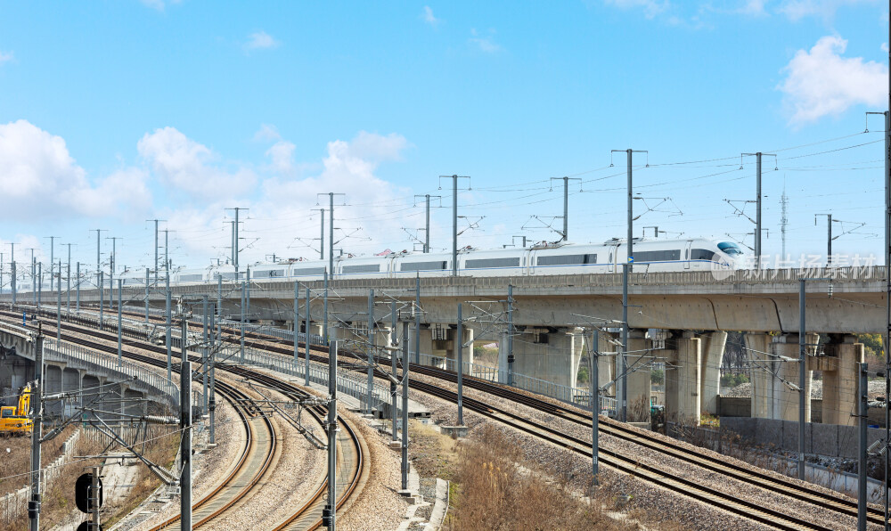 行驶中的高铁动车