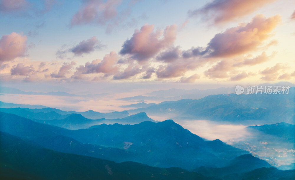 晨光中的云彩与连绵的山丘