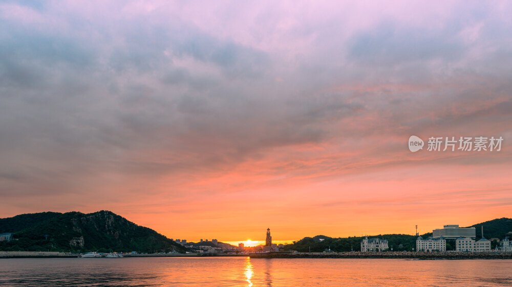 大连市著名风景区老虎滩渔人码头与灯塔绝美晚霞