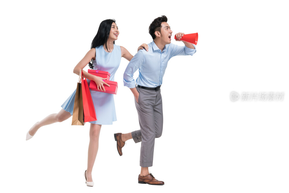 年轻情侣购物送礼