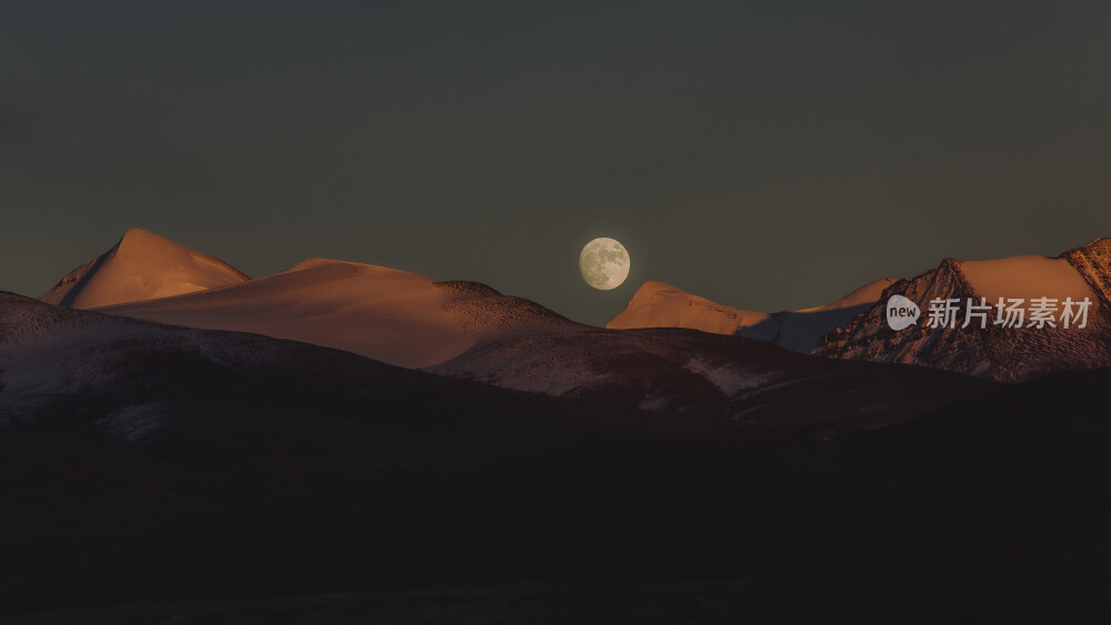 山间升起一轮明月