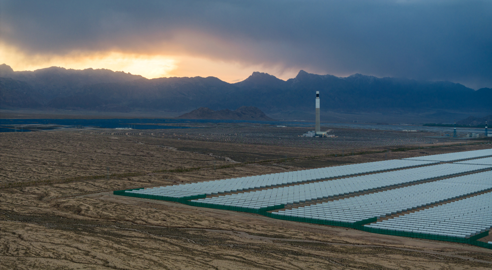 青海德令哈的光伏发电站与雪山