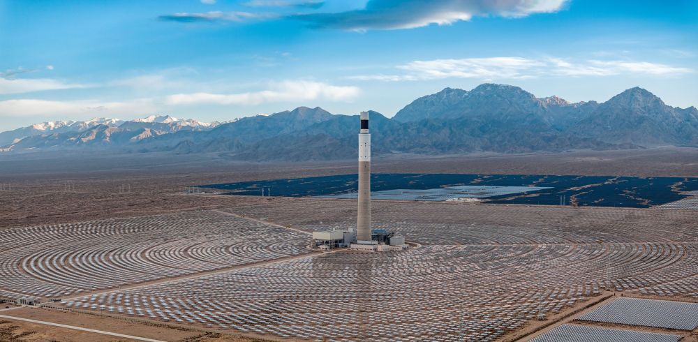 青海德令哈的光伏发电站与雪山