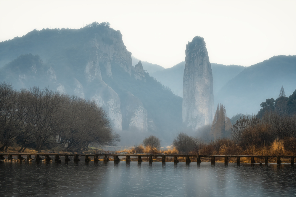 浙江丽水仙都高耸山崖宁静山水间的孤峰倒影